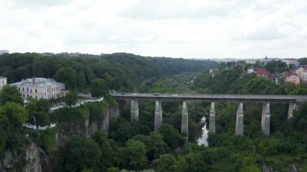 Riesige Steinbrücke über das Tal und den Wald in Kamjanez-Podilskyi — Stockvideo