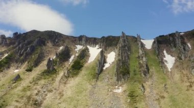 Alplerdeki cennet manzarasının panoramik hava manzarası