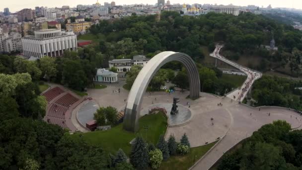 Vista panorâmica aérea dos povos Arco da Amizade em Kiev — Vídeo de Stock