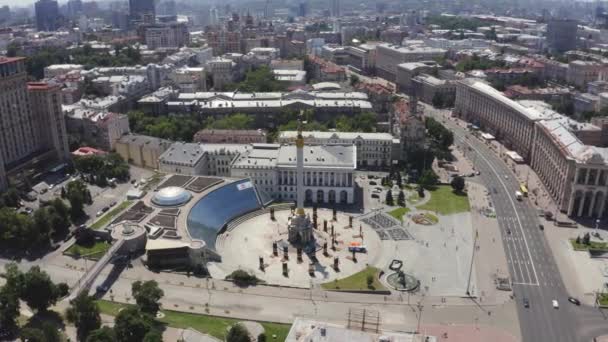 Vista aérea do Kiev Ucrânia acima Maidan Nezalezhnosti Monumento da Independência. — Vídeo de Stock