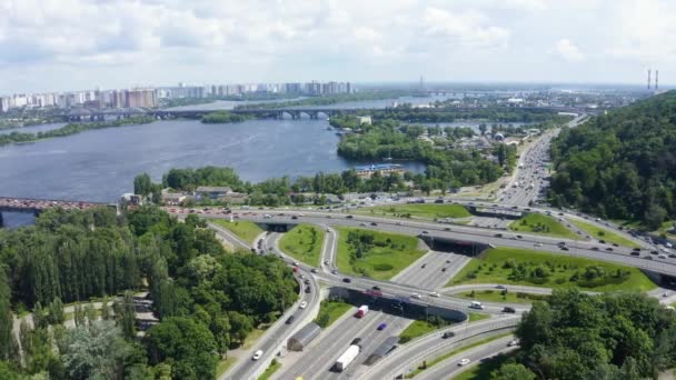 Luchtfoto van snelweg en viaduct in de stad op een bewolkte dag — Stockvideo