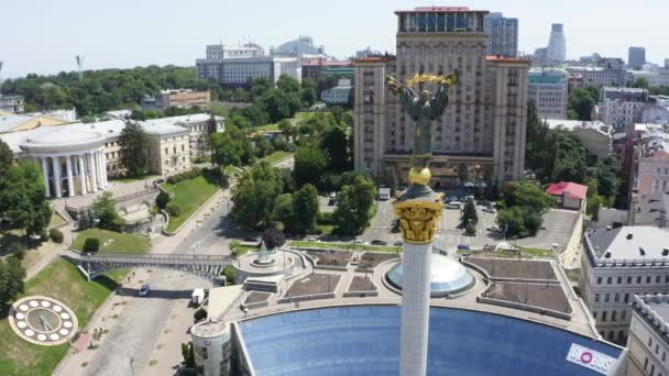 Vista aérea do Kiev Ucrânia acima Maidan Nezalezhnosti Monumento da Independência. — Vídeo de Stock