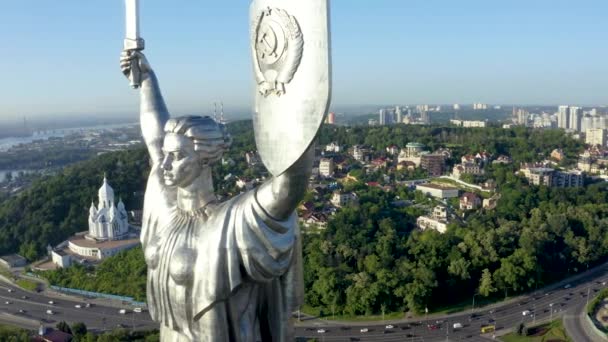 Vista aérea del monumento a la Madre Patria en Kiev. — Vídeos de Stock