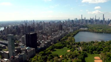 New York, ABD 'deki Central Park üzerinde uçuyor.. 