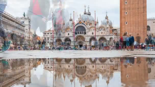 Touristen flanieren tagsüber über über den Markusplatz in der Nähe des Campanile in Venedig. — Stockvideo