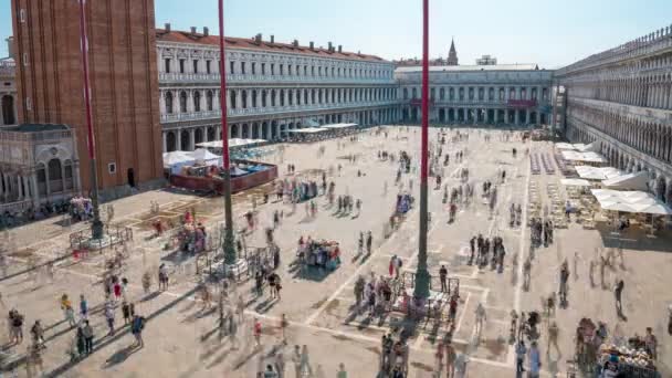 Toeristen wandelen overdag over het San Marcoplein in de buurt van Campanile in Venetië. — Stockvideo