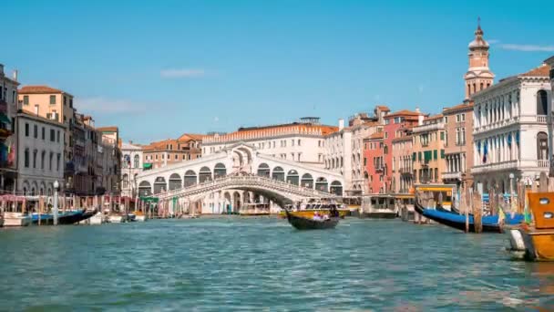 Piękny widok upływu czasu słynnego Canal Grande z mostem Rialto w Wenecji. — Wideo stockowe