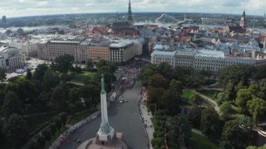 Riga 'da maraton koşan kalabalığın hava görüntüsü.
