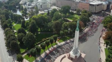 Riga 'da maraton koşan kalabalığın hava görüntüsü.