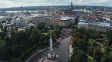 Riga 'da maraton koşan kalabalığın hava görüntüsü.