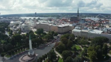 Riga 'da maraton koşan kalabalığın hava görüntüsü.