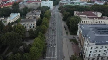 Riga, Letonya 'da Rimi maratonunda koşan insanlar.