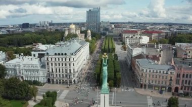 Riga 'da maraton koşan kalabalığın hava görüntüsü.