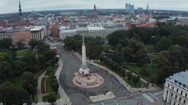 Riga 'da maraton koşan kalabalığın hava görüntüsü.