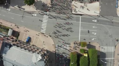 Riga 'da maraton koşan kalabalığın hava görüntüsü.