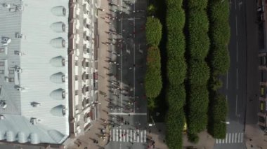 Riga, Letonya 'da Rimi maratonunda koşan insanlar.