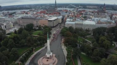 Riga 'da maraton koşan kalabalığın hava görüntüsü.