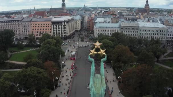 Luftaufnahme einer Menschenmenge, die in Riga einen Marathon läuft. — Stockvideo