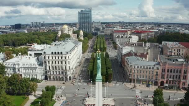 Повітряний вид на натовп людей, які біжать марафоном у Ризі.. — стокове відео