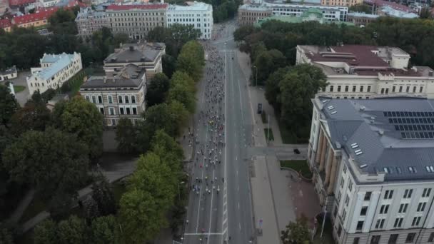 Persone che corrono la maratona Rimi 2021 a Riga, Lettonia. — Video Stock