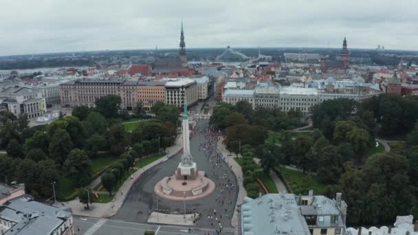 Luftaufnahme einer Menschenmenge, die in Riga einen Marathon läuft. — Stockvideo