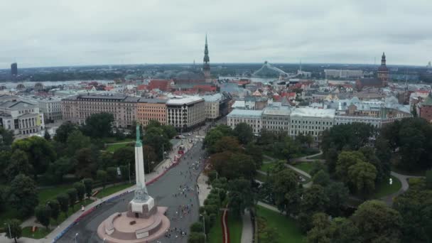 Luftaufnahme einer Menschenmenge, die in Riga einen Marathon läuft. — Stockvideo