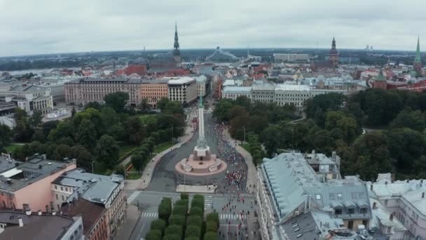 Luftaufnahme einer Menschenmenge, die in Riga einen Marathon läuft. — Stockvideo