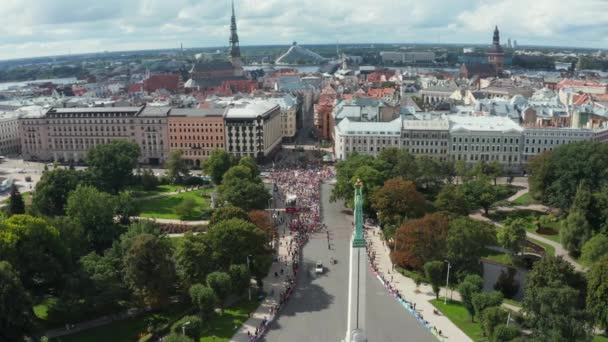 Letecký pohled na dav lidí, kteří běží maraton v Rize. — Stock video