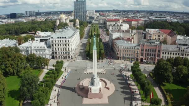 Flygfoto på skara människor som springer maraton i Riga. — Stockvideo