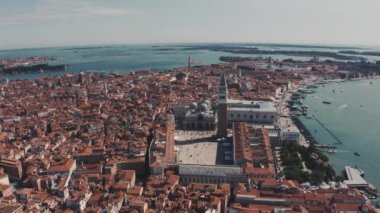 Saint Marks Meydanı 'ndaki ikonik ve eşsiz Campanile' in hava panoramik fotoğrafı.