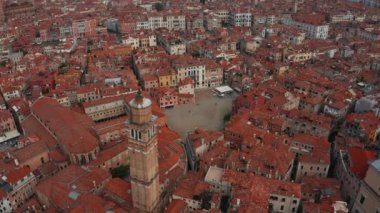 Saint Marks Meydanı 'ndaki ikonik ve eşsiz Campanile' in hava panoramik fotoğrafı.