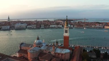 Venedik Gölünün ortasındaki San Giorgio Maggiore adasının panorama fotoğrafı