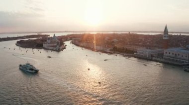 İtalya 'daki güzel Venedik' in üzerinde büyülü bir akşam gün batımı manzarası.