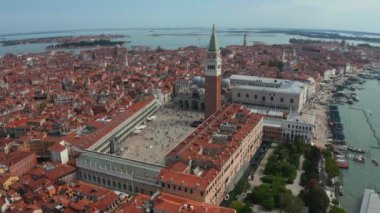 Saint Marks Meydanı 'ndaki ikonik ve eşsiz Campanile' in hava panoramik fotoğrafı.