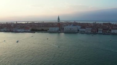 Venedik Gölünün ortasındaki San Giorgio Maggiore adasının panorama fotoğrafı