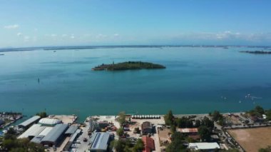 Venedik, İtalya yakınlarındaki salgın durumdaki hayalet adanın havadan görüntüsü. Poveglia Adası.