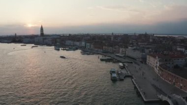 İtalya 'daki güzel Venedik' in üzerinde büyülü bir akşam gün batımı manzarası.