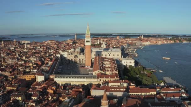 Top down vy över förtöjda tomma venetianska gondoler i Venedig, Italien. — Stockvideo