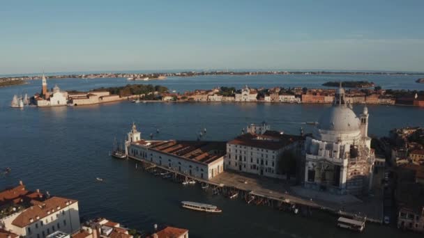 Panoramiczny pejzaż Wenecji z kościołem Santa Maria della Salute. — Wideo stockowe