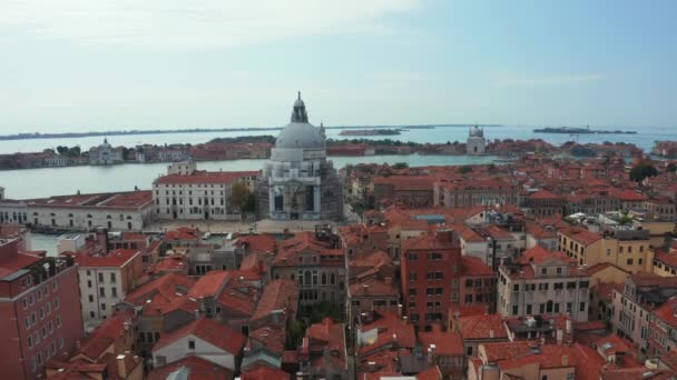 Flygfoto panoramautsikt över Venedig med Santa Maria della Salute kyrka. — Stockvideo