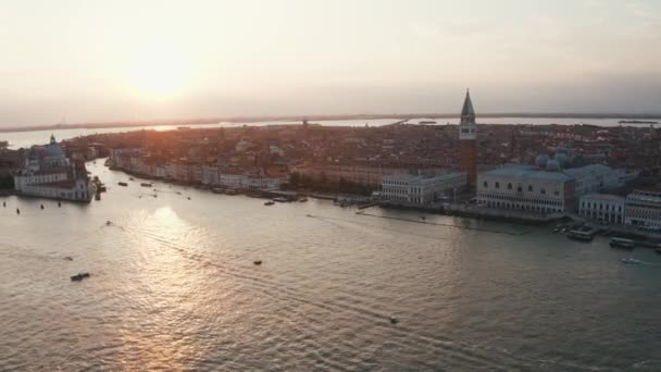 Varázslatos esti naplemente kilátás gyönyörű Velence Olaszországban. — Stock videók
