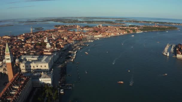 Panoramafoto der Insel San Giorgio Maggiore inmitten der venezianischen Lagune — Stockvideo