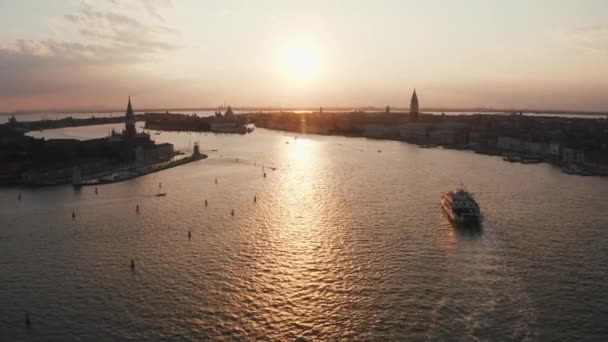 Vista mágica do pôr do sol da noite sobre a bela Veneza na Itália. — Vídeo de Stock