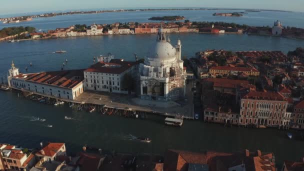 Santa Maria della Salute Kilisesi ile Venedik 'in havadan panoramik manzarası. — Stok video