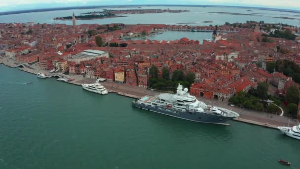 Luftaufnahme der Lagune von Venedig mit Luxusjachten, die in der Nähe des Zentrums von Venedig anlegen. — Stockvideo