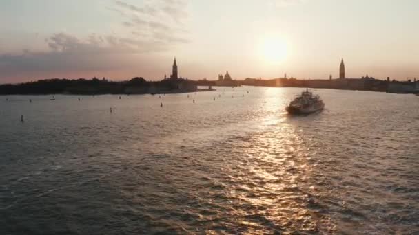 Magisk kväll solnedgång utsikt över vackra Venedig i Italien. — Stockvideo