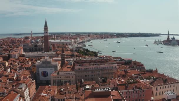 Zdjęcie panoramiczne kultowego i niepowtarzalnego Campanile na placu Saint Marks — Wideo stockowe