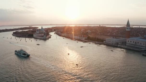 Vista mágica do pôr do sol da noite sobre a bela Veneza na Itália. — Vídeo de Stock