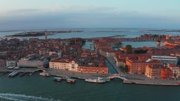 Panorama foto av ön San Giorgio Maggiore mitt i den venetianska lagunen — Stockvideo