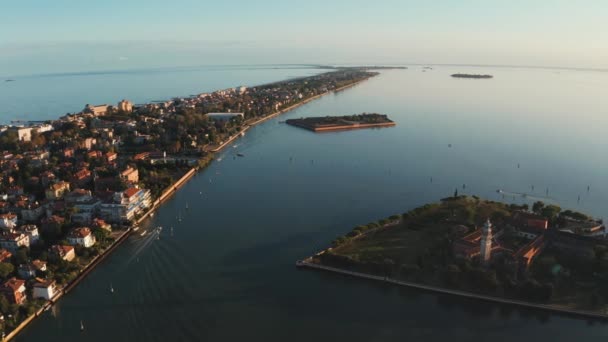 Uitzicht vanuit de lucht op het eiland Lido de Venezia in Venetië, Italië. — Stockvideo